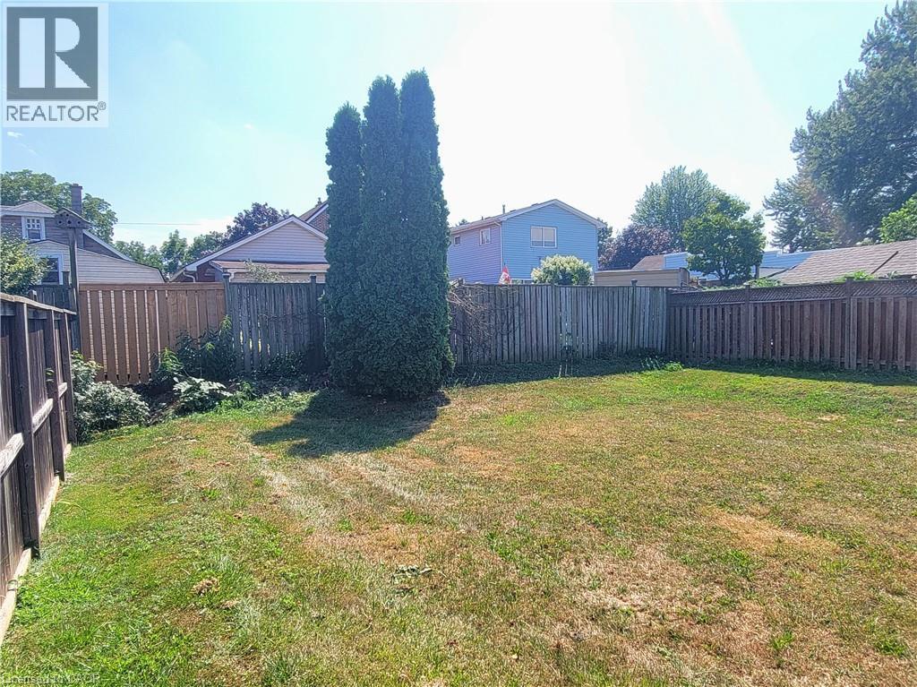 Fully fenced yard. - 6554 Harper Drive, Niagara Falls, ON