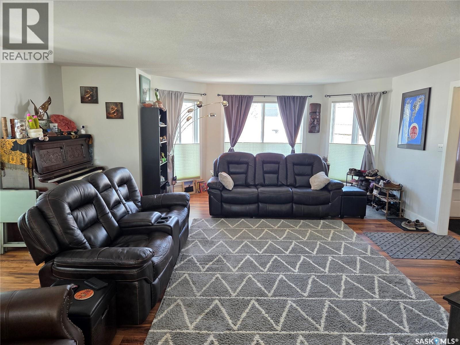 218 2Nd Street E, Carlyle, SK - Indoor Photo Showing Living Room