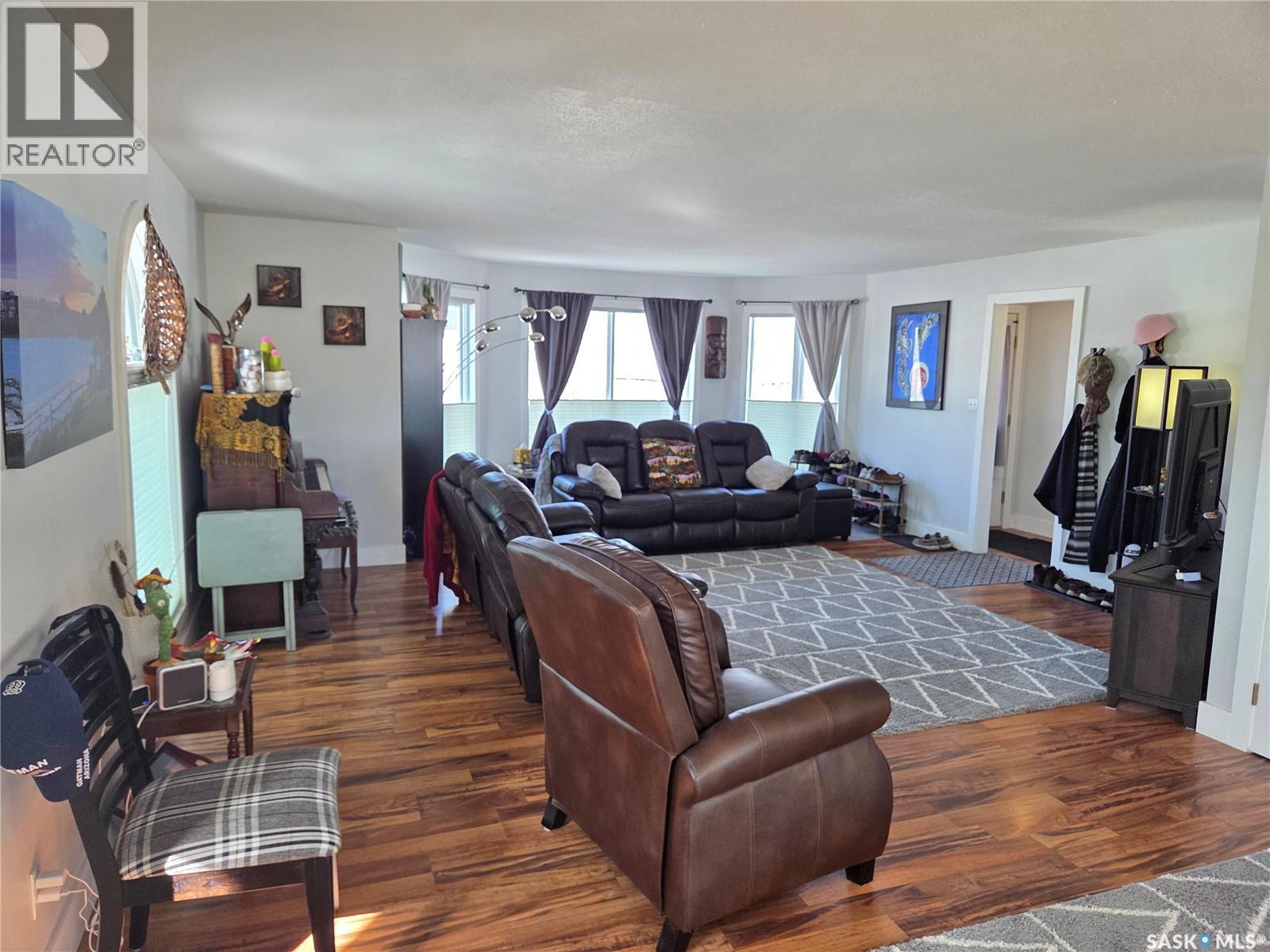 218 2Nd Street E, Carlyle, SK - Indoor Photo Showing Living Room