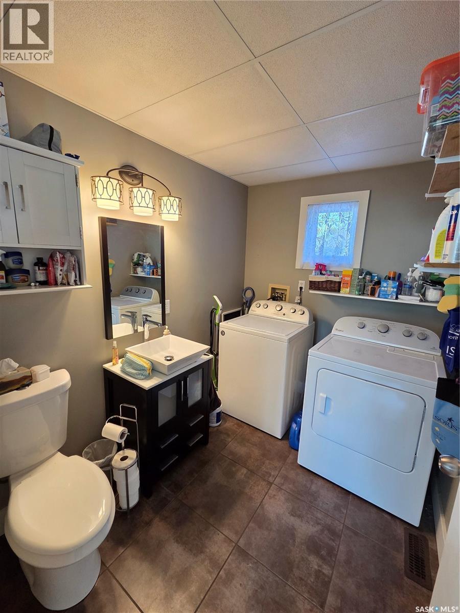 218 2Nd Street E, Carlyle, SK - Indoor Photo Showing Laundry Room