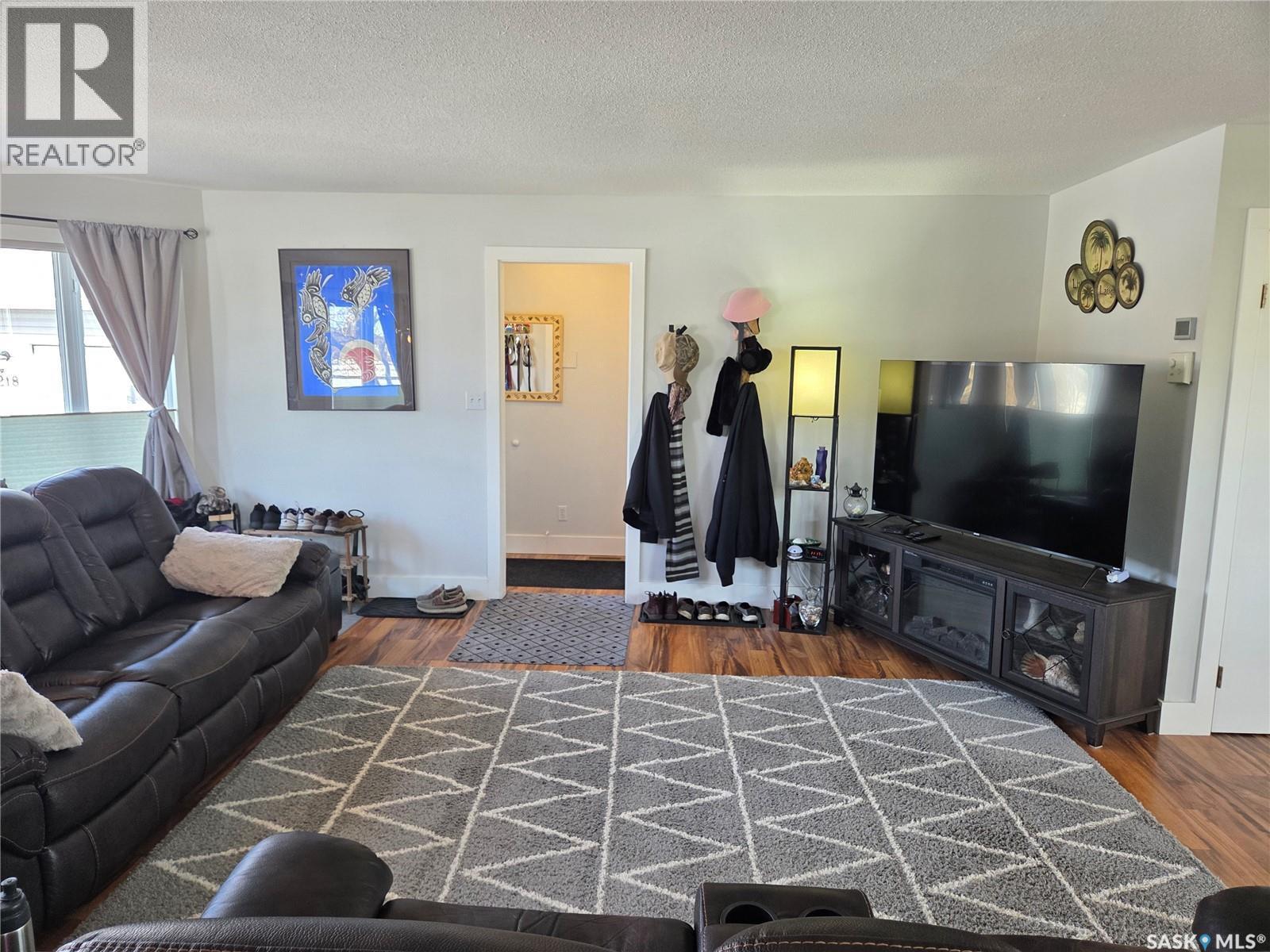 218 2Nd Street E, Carlyle, SK - Indoor Photo Showing Living Room