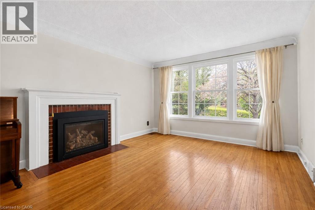 727 Brant Street, Burlington, ON - Indoor Photo Showing Living Room With Fireplace