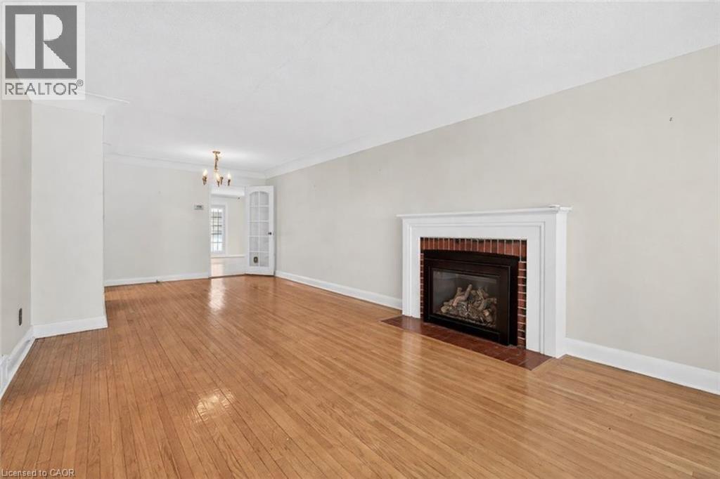 727 Brant Street, Burlington, ON - Indoor Photo Showing Living Room With Fireplace