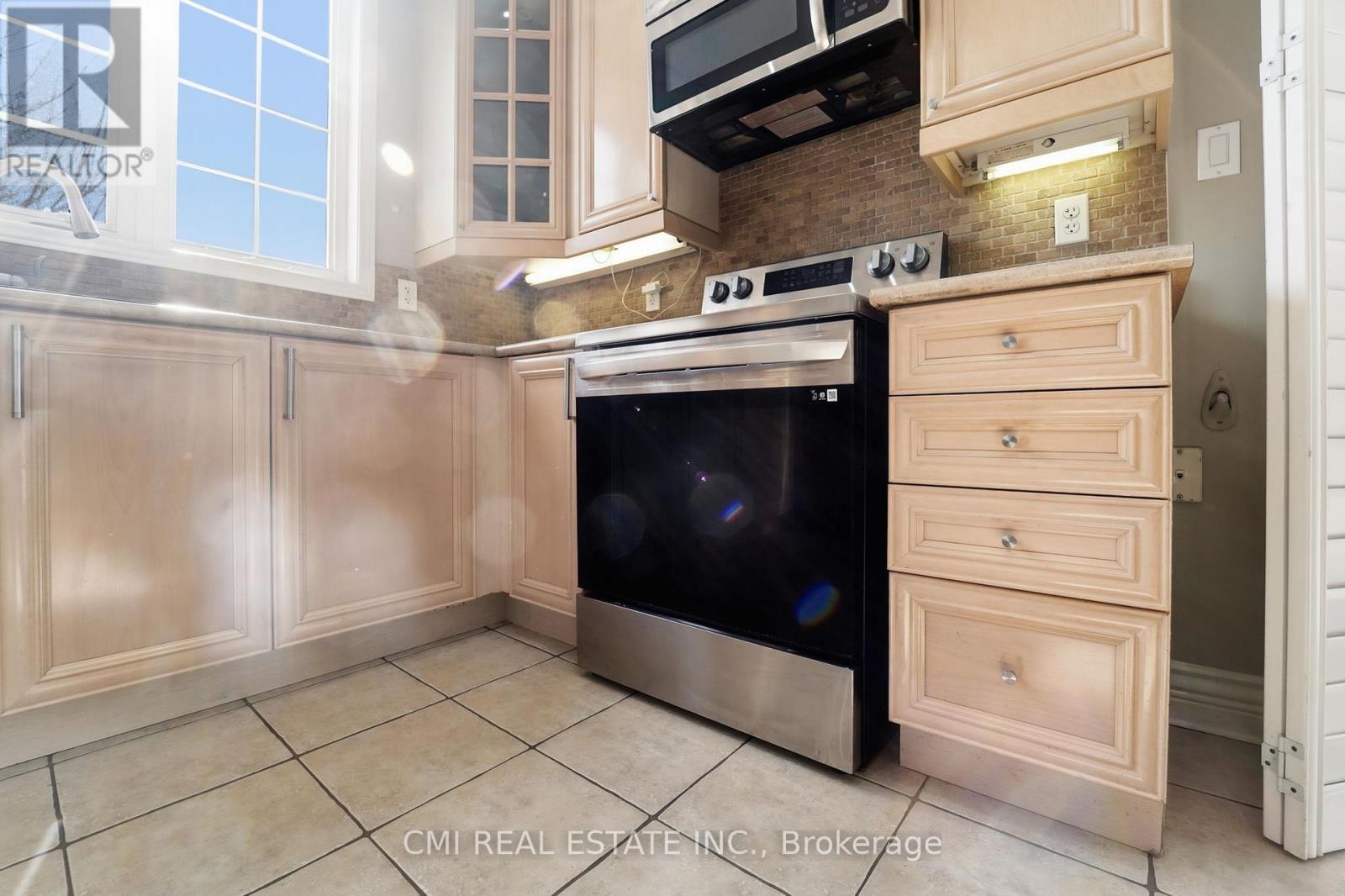 3927 Mayla Drive, Mississauga, ON - Indoor Photo Showing Kitchen