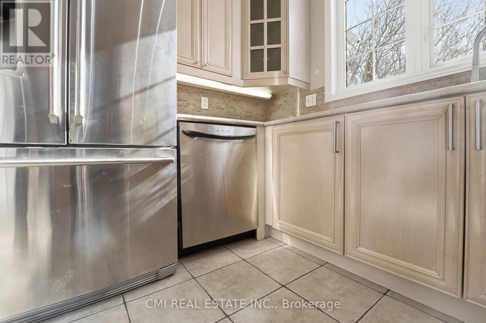 3927 Mayla Drive, Mississauga, ON - Indoor Photo Showing Kitchen