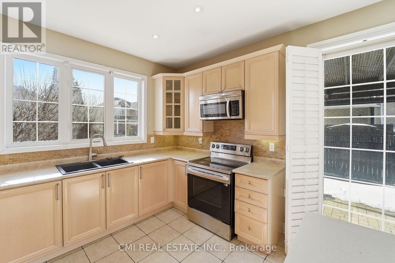 3927 Mayla Drive, Mississauga, ON - Indoor Photo Showing Kitchen With Double Sink