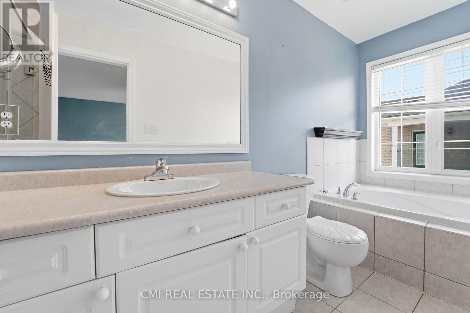 3927 Mayla Drive, Mississauga, ON - Indoor Photo Showing Bathroom