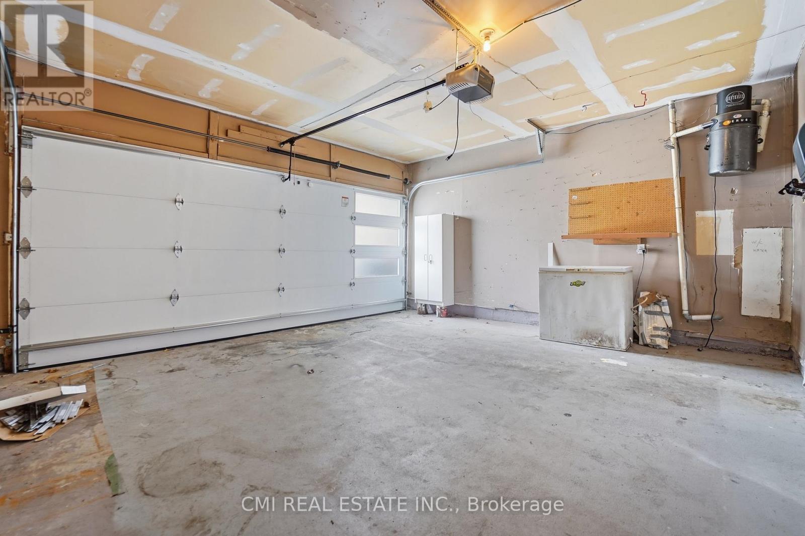 3927 Mayla Drive, Mississauga, ON - Indoor Photo Showing Garage