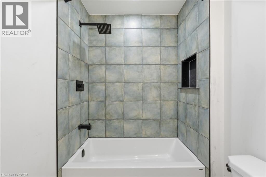 Full bath featuring toilet and shower / washtub combination - 1278 Main Street E, Hamilton, ON - Indoor Photo Showing Bathroom