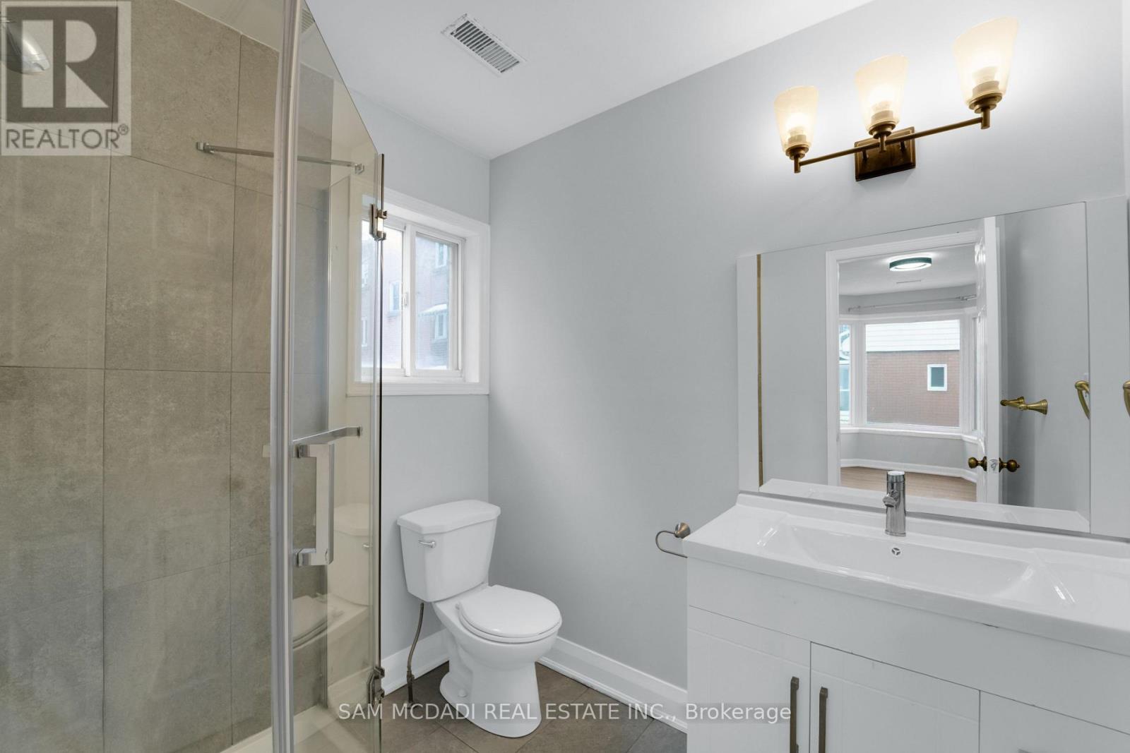 90 Tisdale Street S, Hamilton, ON - Indoor Photo Showing Bathroom