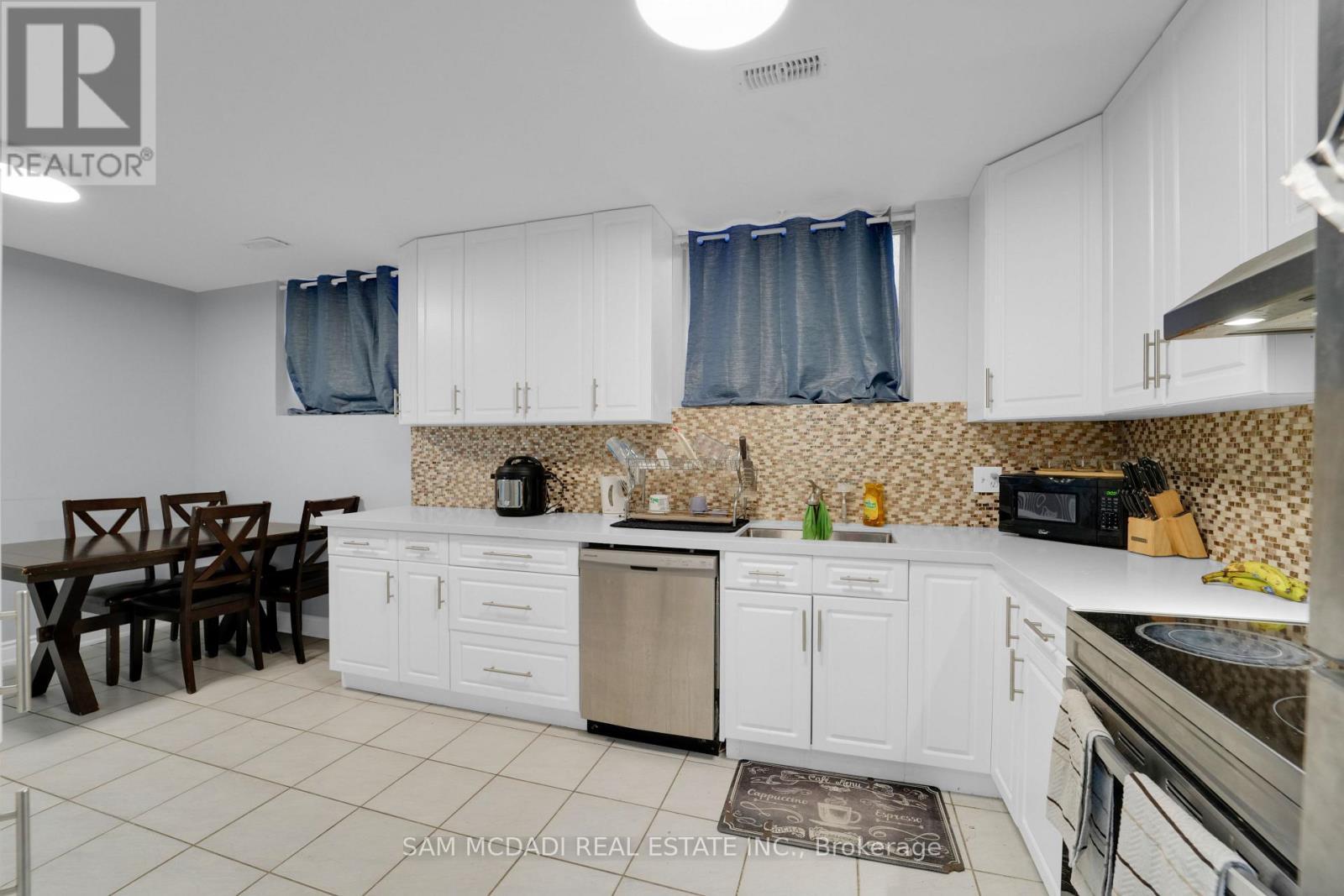 90 Tisdale Street S, Hamilton, ON - Indoor Photo Showing Kitchen