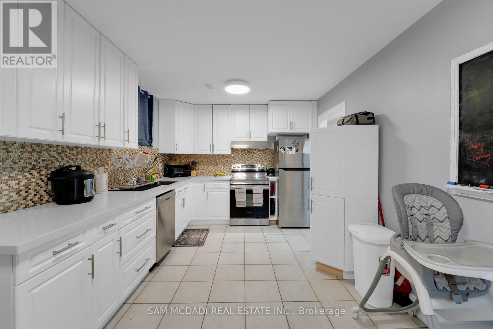 90 Tisdale Street S, Hamilton, ON - Indoor Photo Showing Kitchen