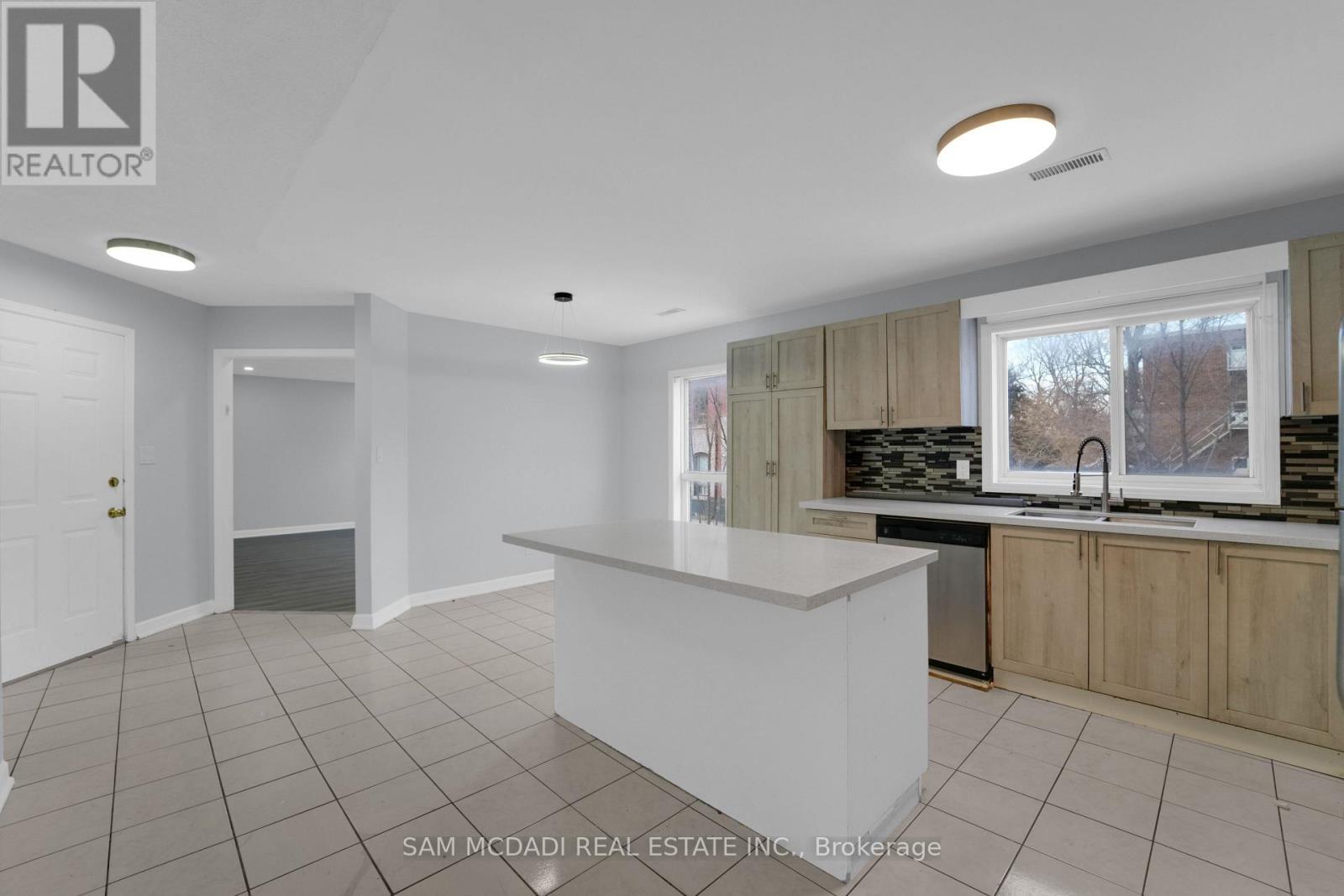 90 Tisdale Street S, Hamilton, ON - Indoor Photo Showing Kitchen