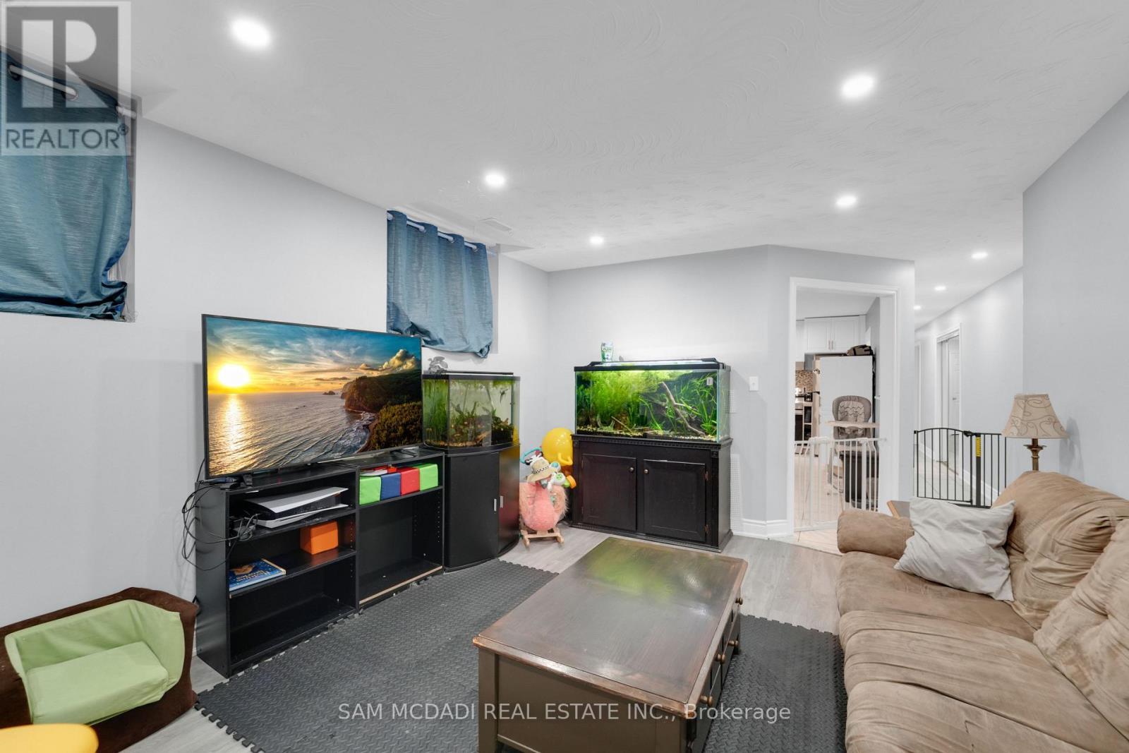 90 Tisdale Street S, Hamilton, ON - Indoor Photo Showing Living Room