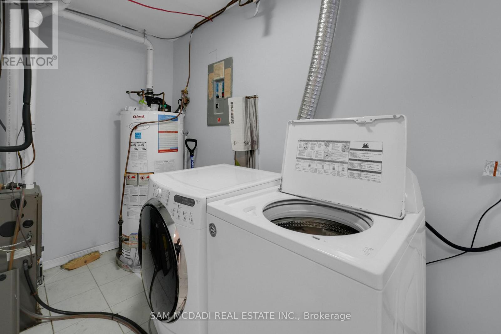 90 Tisdale Street S, Hamilton, ON - Indoor Photo Showing Laundry Room