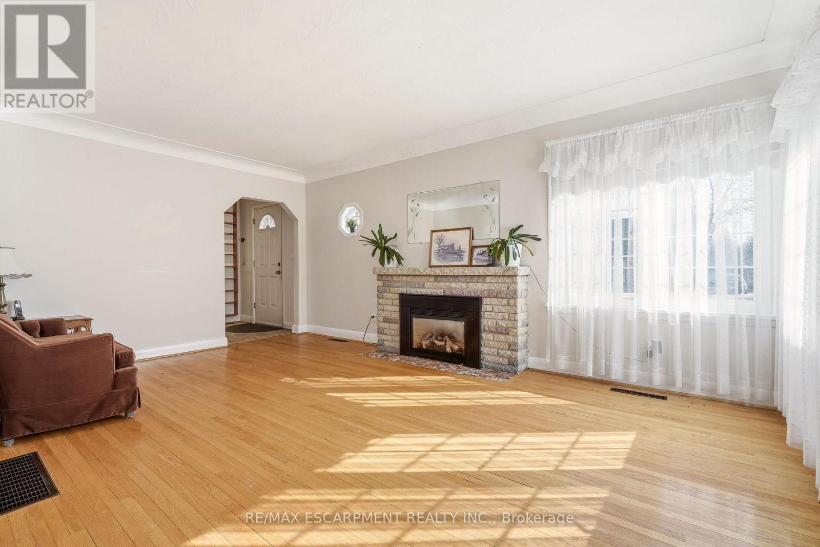 192 Ewen Road, Hamilton, ON - Indoor Photo Showing Living Room With Fireplace