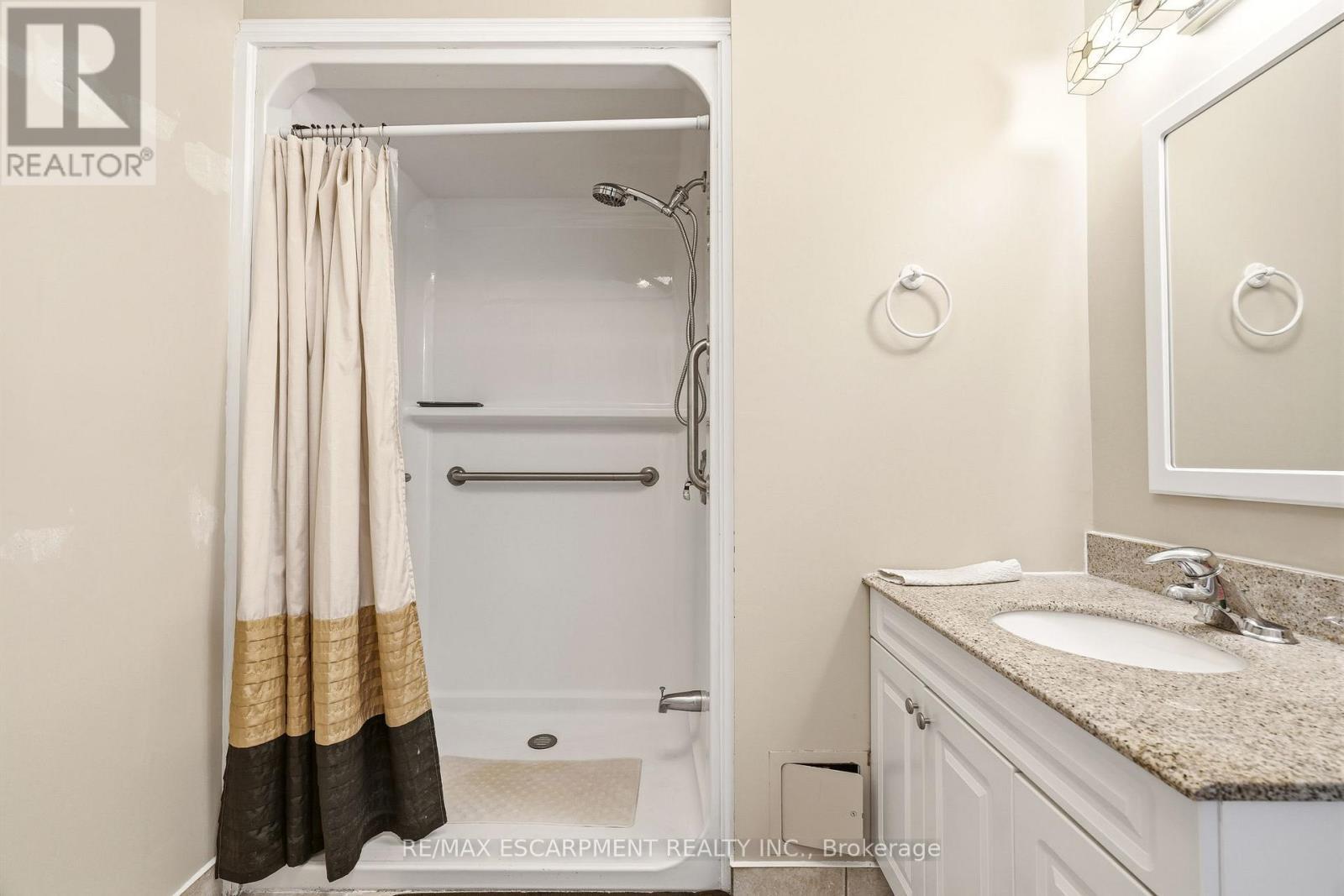 192 Ewen Road, Hamilton, ON - Indoor Photo Showing Bathroom