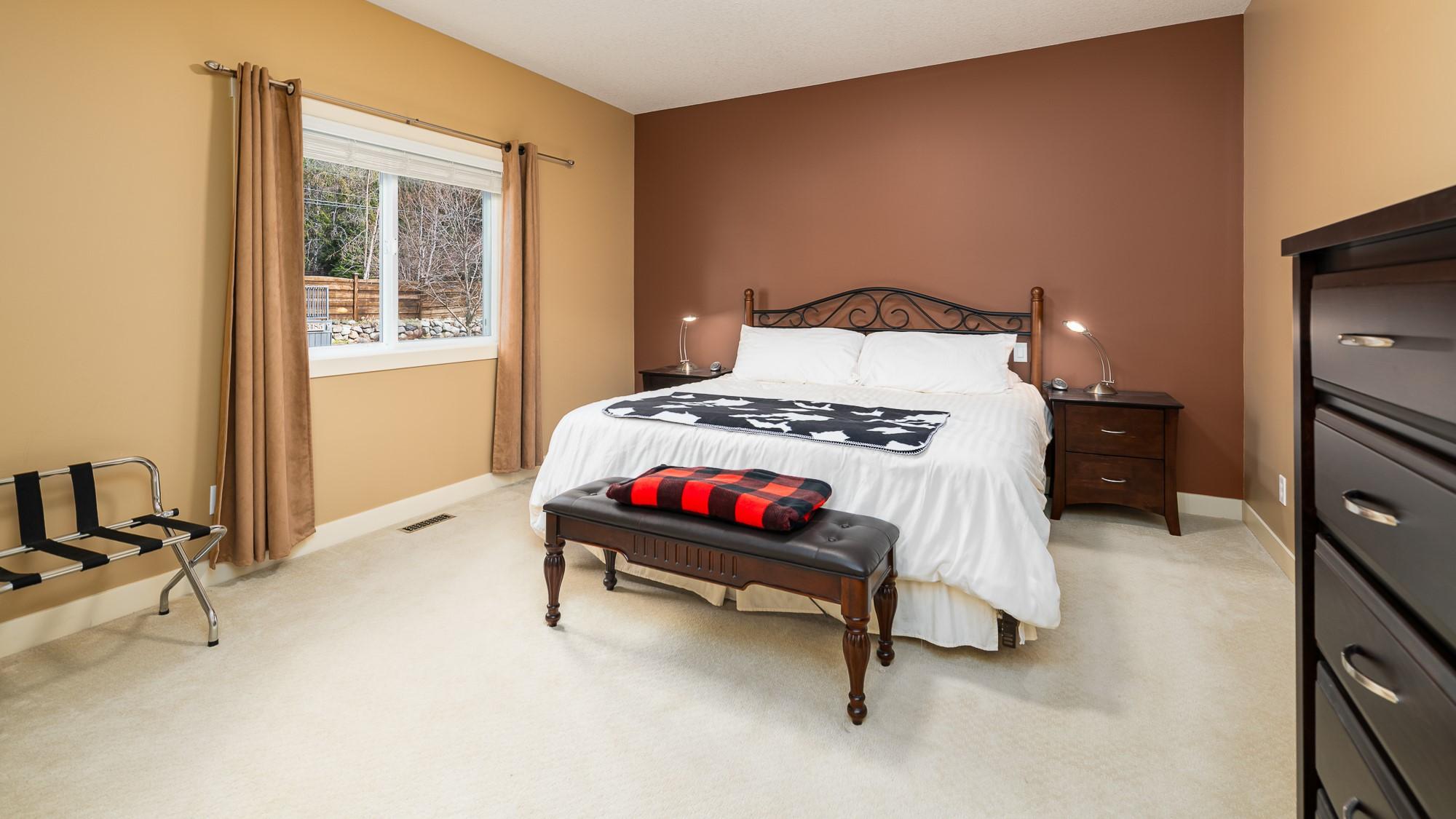 13484 & 13486 Lakeshore Drive, Boswell, BC - Indoor Photo Showing Bedroom