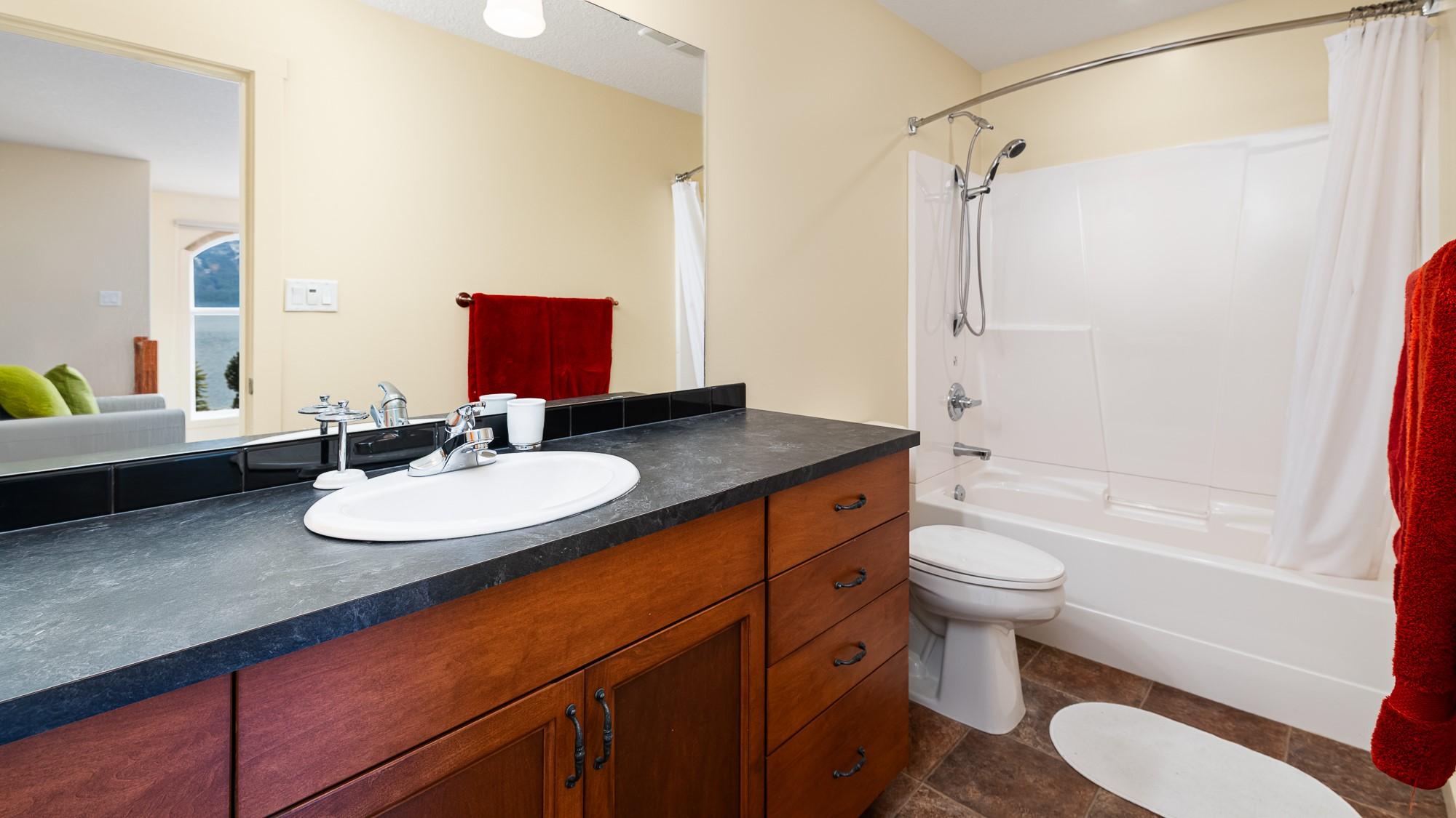 13484 & 13486 Lakeshore Drive, Boswell, BC - Indoor Photo Showing Bathroom