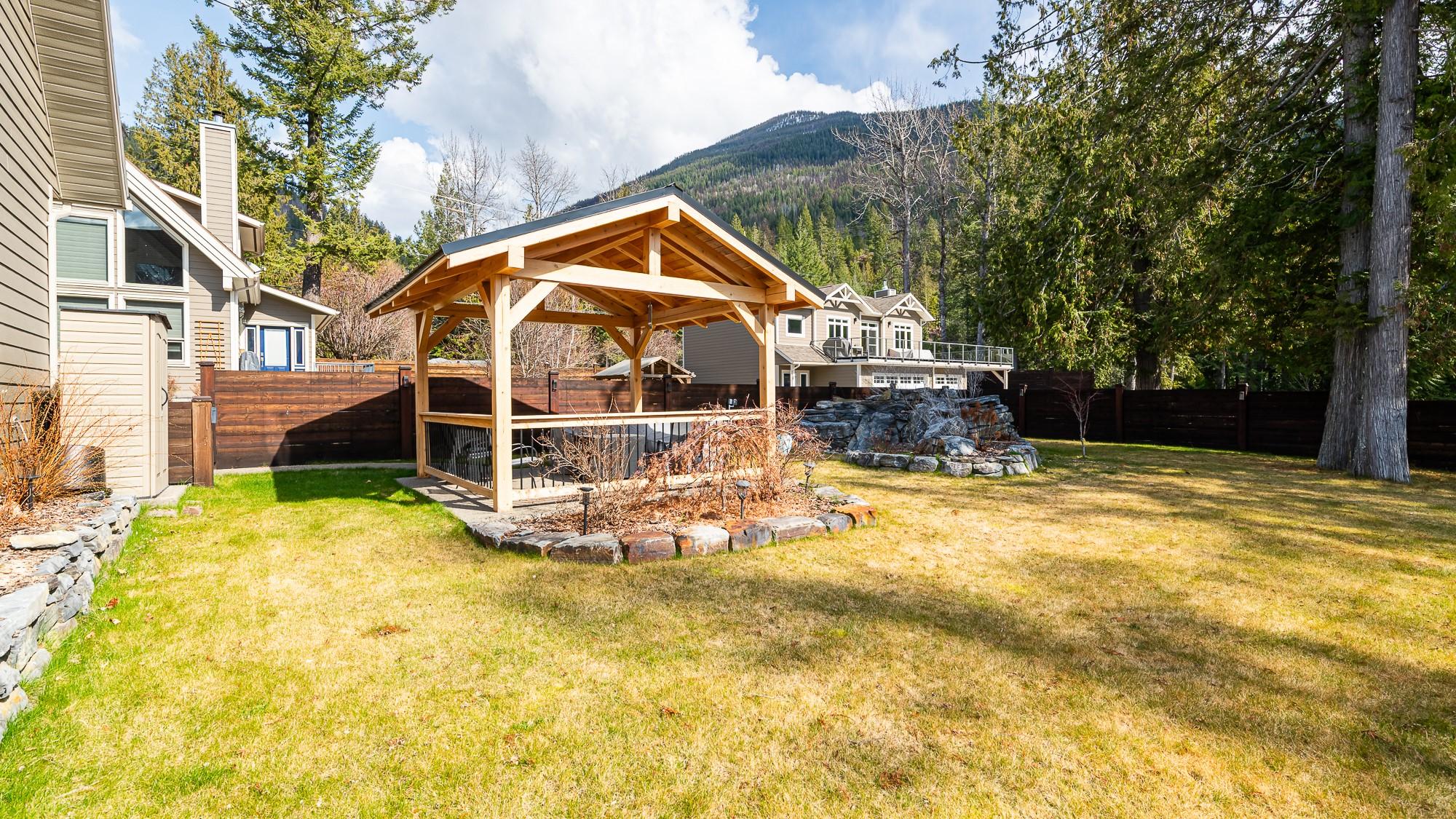 13484 & 13486 Lakeshore Drive, Boswell, BC - Outdoor