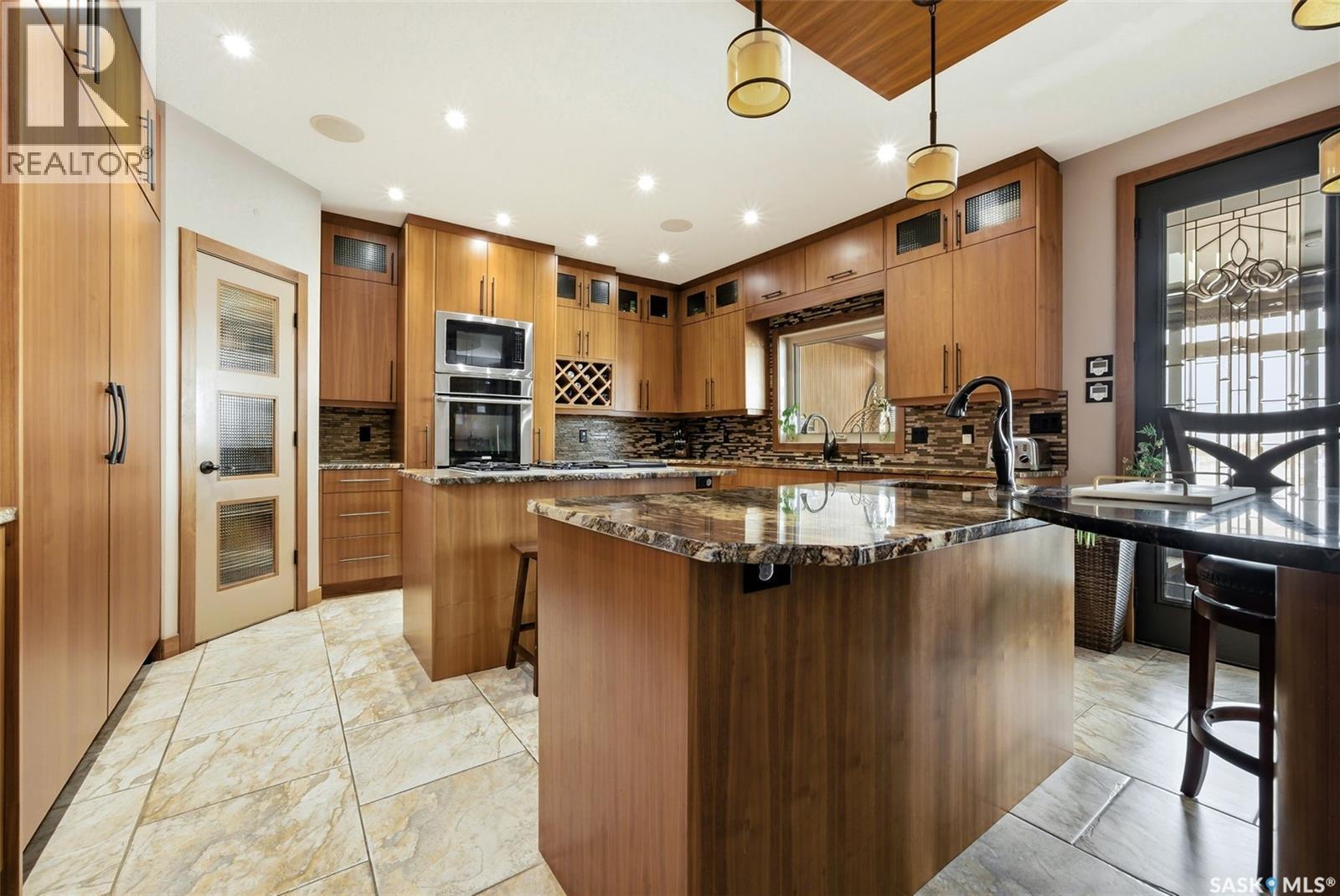 7502 Lilac Place, Regina, SK - Indoor Photo Showing Kitchen With Double Sink With Upgraded Kitchen