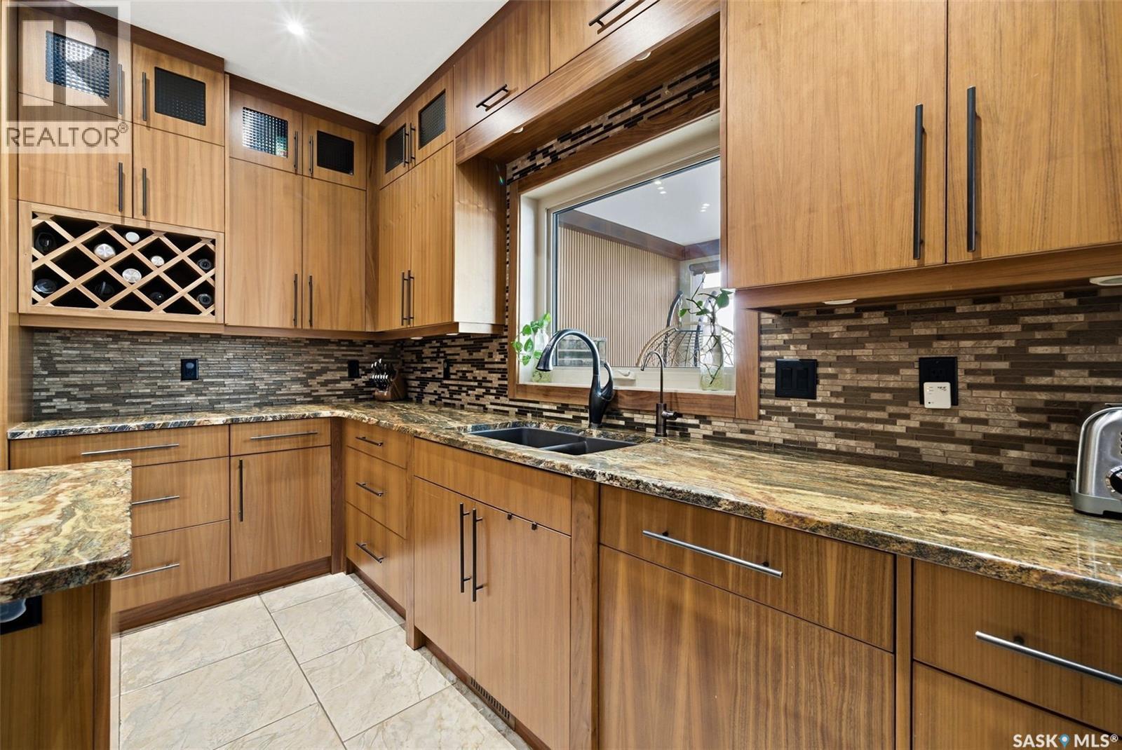 7502 Lilac Place, Regina, SK - Indoor Photo Showing Kitchen With Double Sink