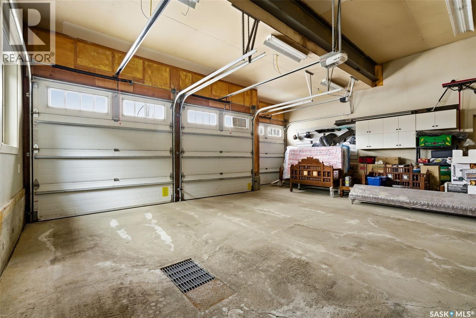 7502 Lilac Place, Regina, SK - Indoor Photo Showing Garage