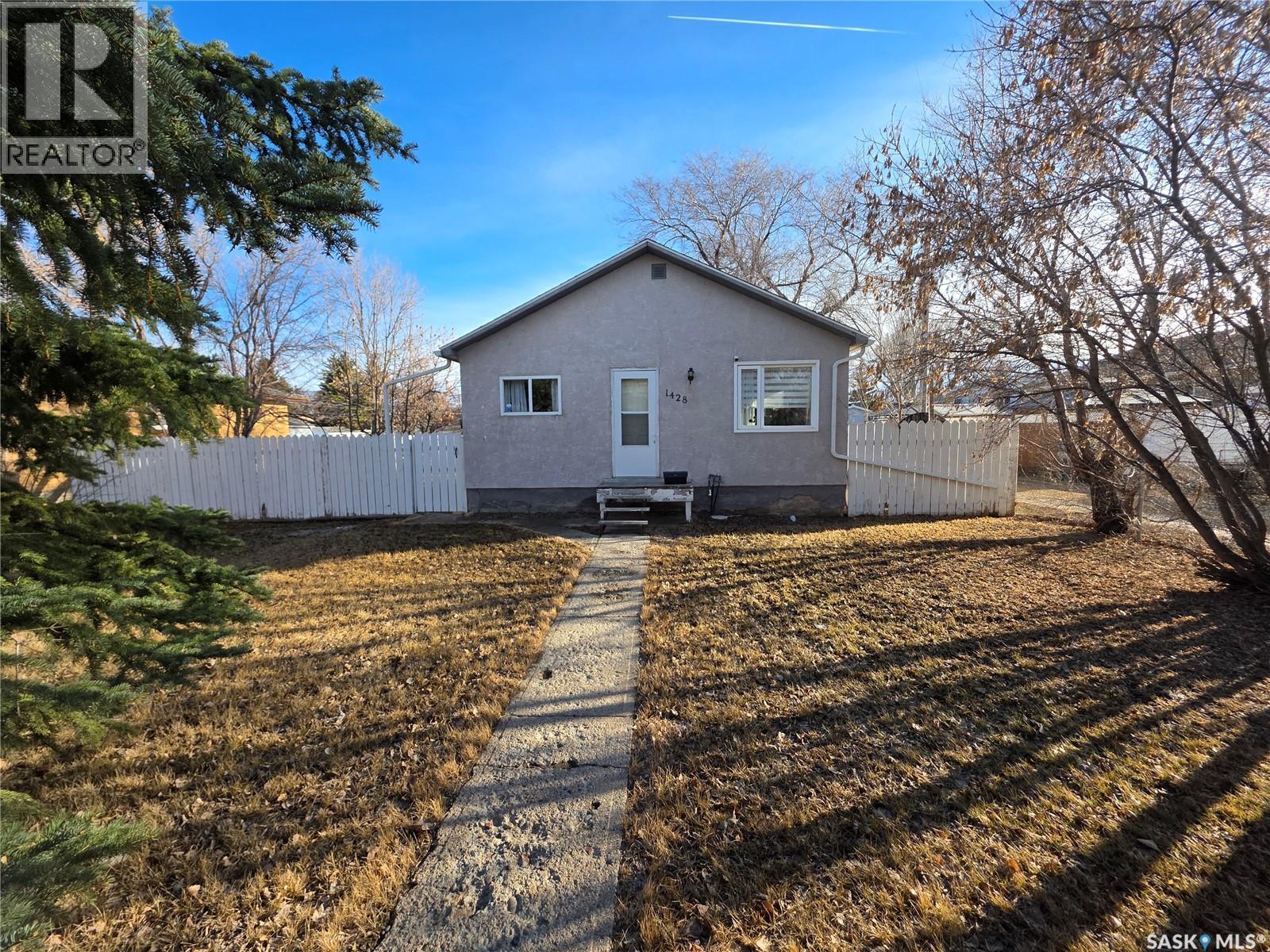 1428 Winnie Street, Swift Current, SK - Outdoor
