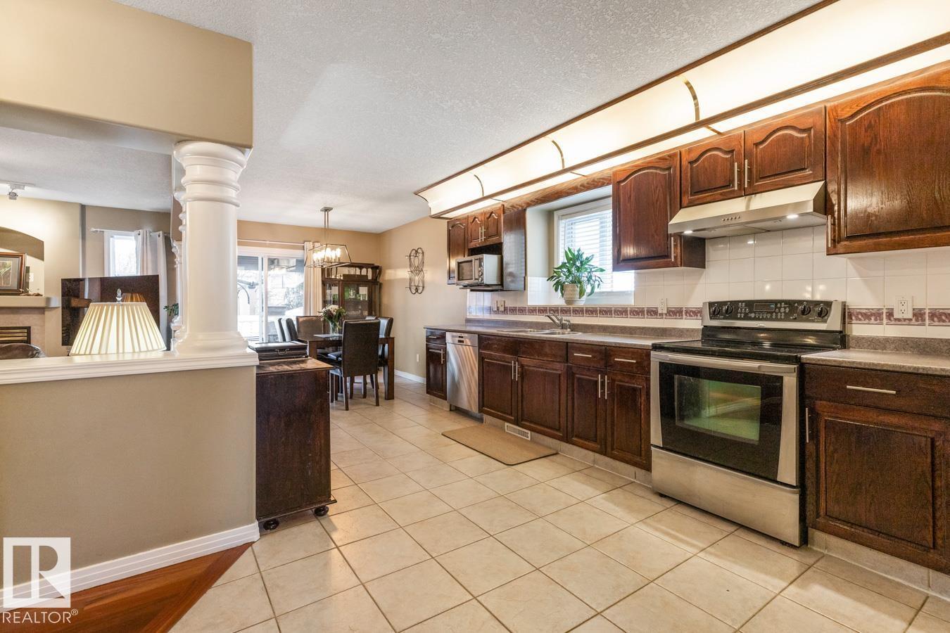 454 Ormsby Rd W Nw, Edmonton, AB - Indoor Photo Showing Kitchen