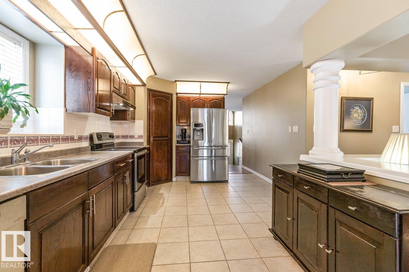 454 Ormsby Rd W Nw, Edmonton, AB - Indoor Photo Showing Kitchen With Double Sink