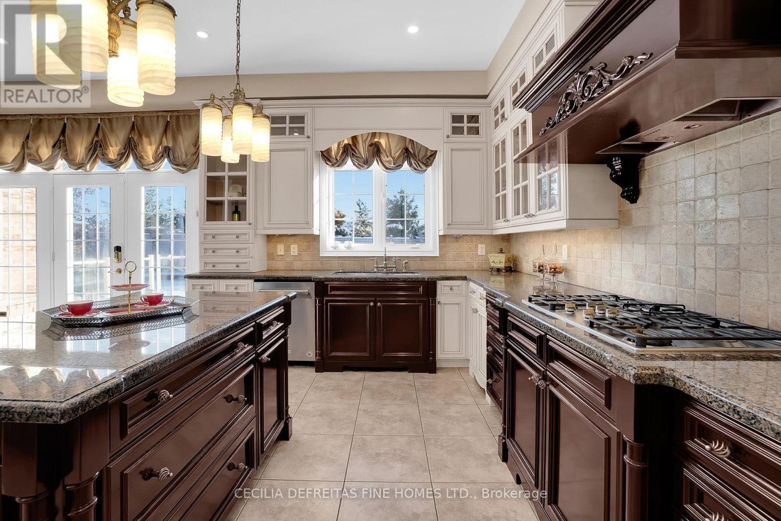 11 Beauvista Court, Vaughan, ON - Indoor Photo Showing Kitchen With Upgraded Kitchen