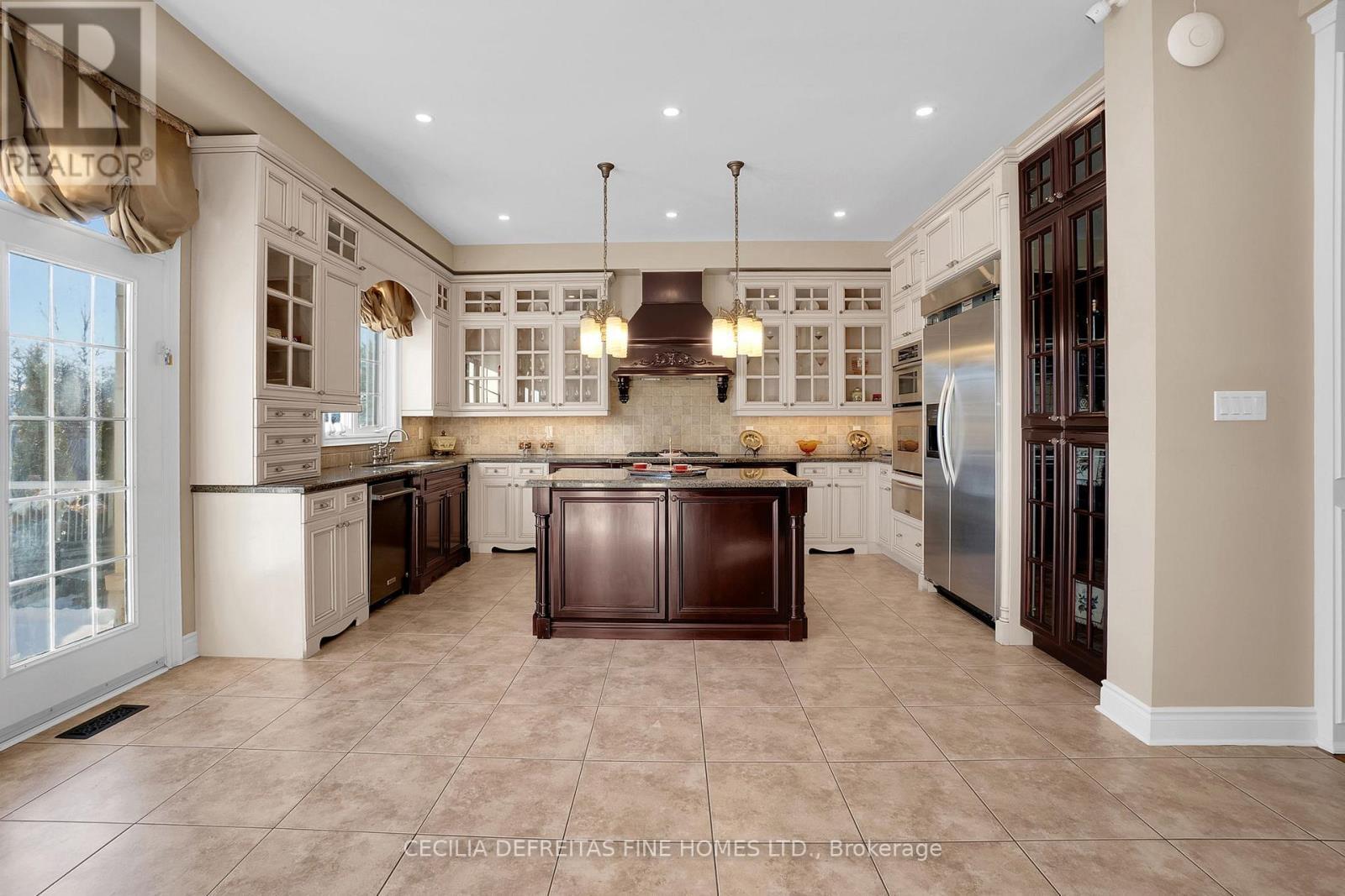 11 Beauvista Court, Vaughan, ON - Indoor Photo Showing Kitchen With Upgraded Kitchen