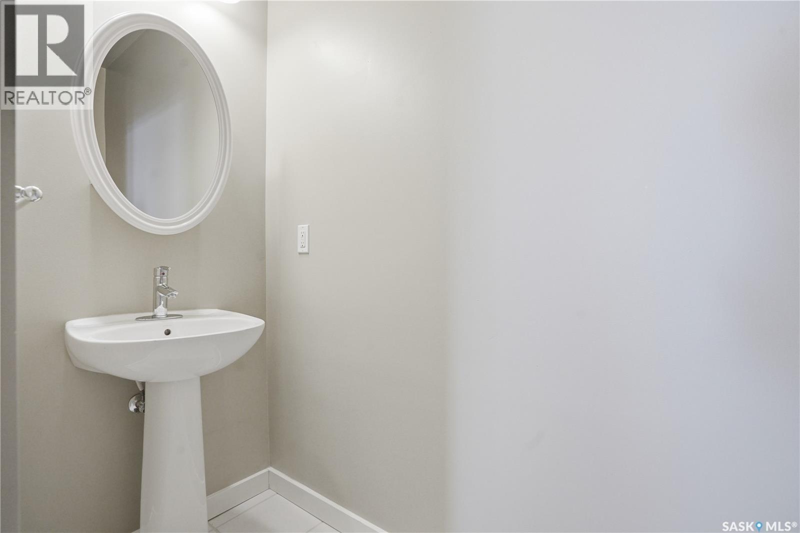 301 12 23Rd Street E, Saskatoon, SK - Indoor Photo Showing Bathroom