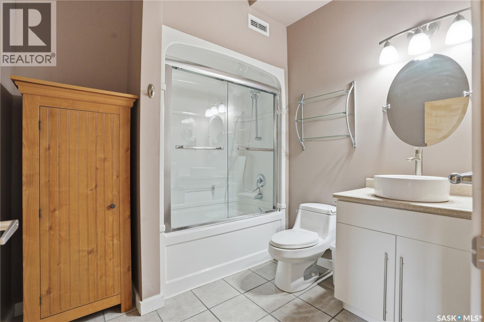 301 12 23Rd Street E, Saskatoon, SK - Indoor Photo Showing Bathroom