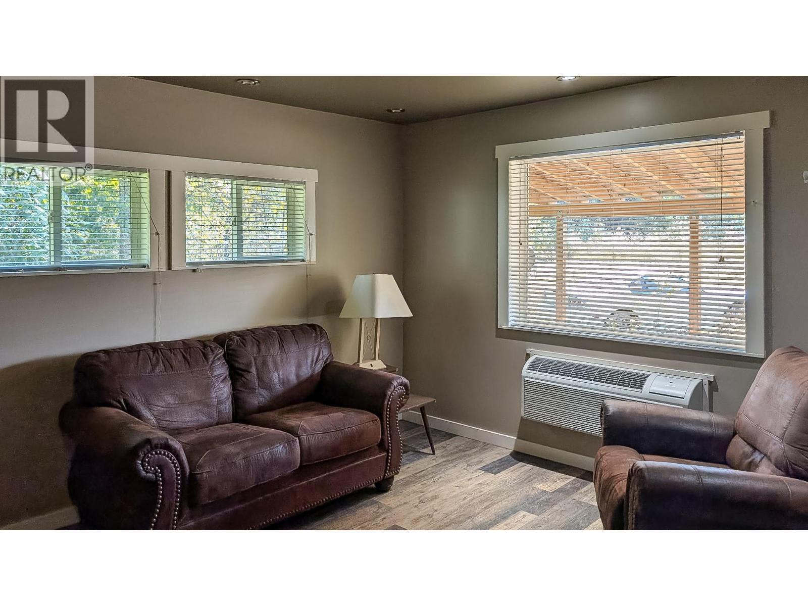 5513 Prosh Frontage Road, Sicamous, BC - Indoor Photo Showing Living Room