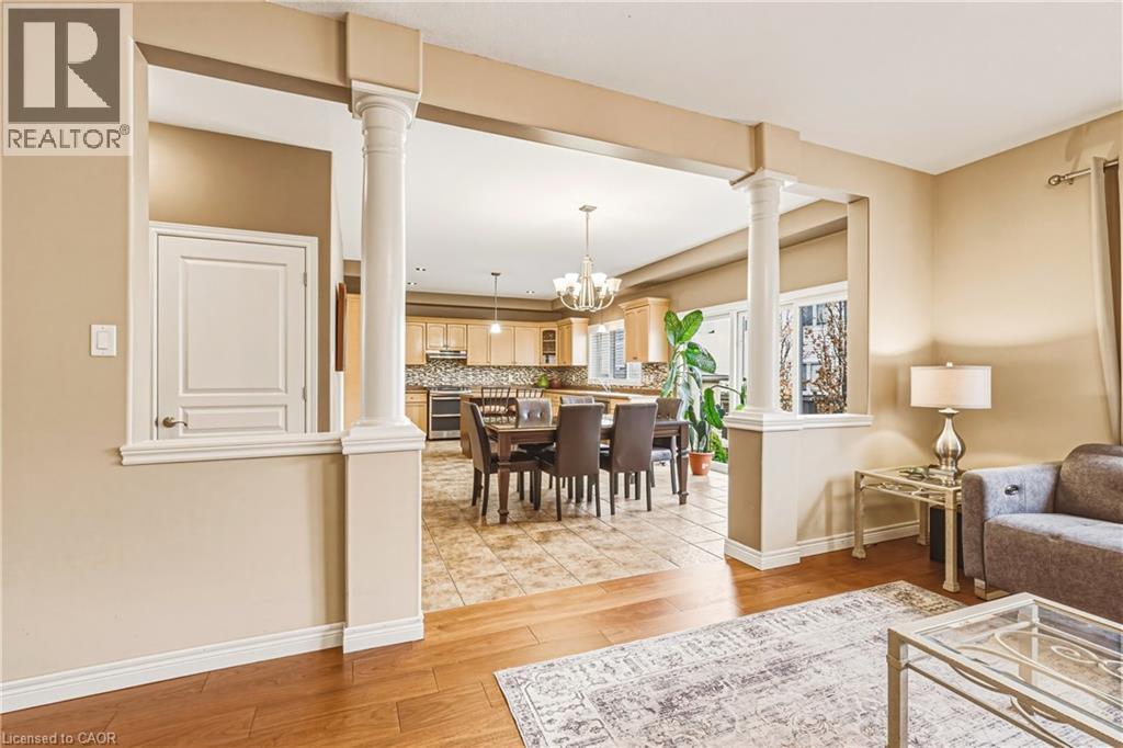 120 Valiant Circle, Hamilton, ON - Indoor Photo Showing Living Room