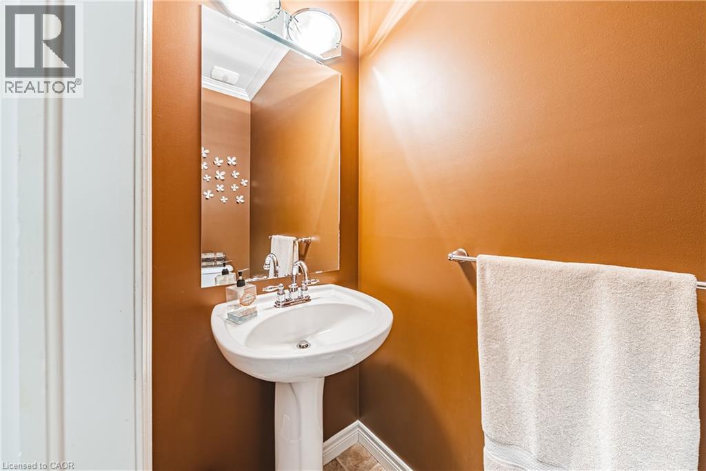 View of bathroom - 120 Valiant Circle, Hamilton, ON - Indoor Photo Showing Bathroom