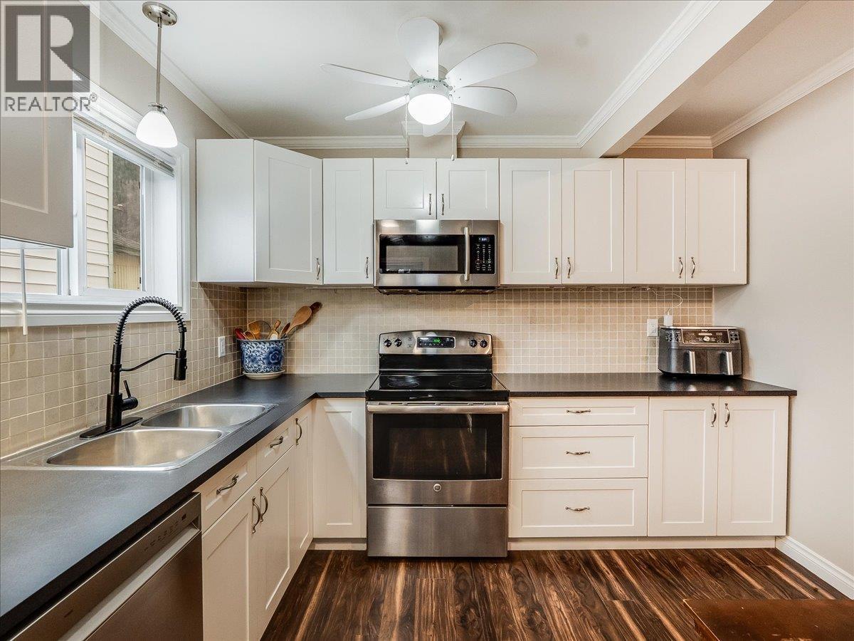 1767 Second Avenue, Trail, BC - Indoor Photo Showing Kitchen With Double Sink