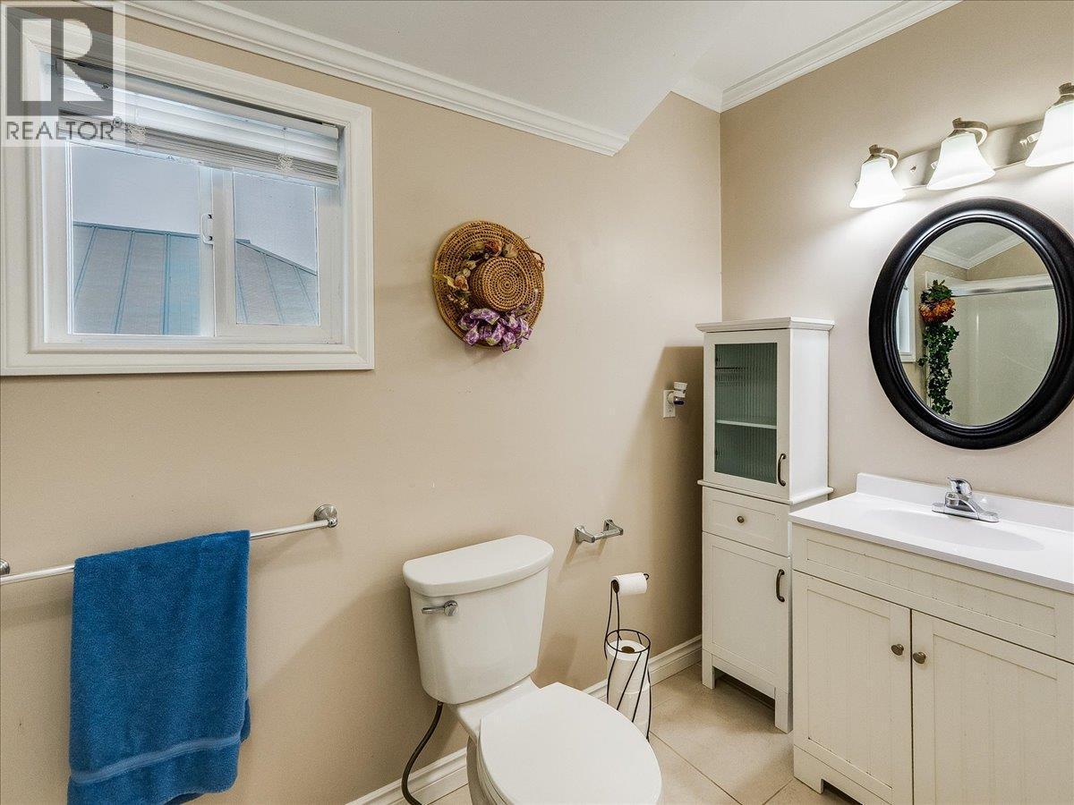 1767 Second Avenue, Trail, BC - Indoor Photo Showing Bathroom