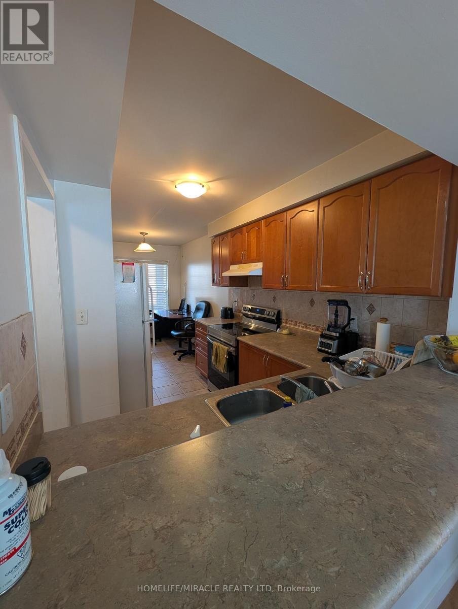 3115 Edgar Avenue, Burlington, ON - Indoor Photo Showing Kitchen With Double Sink