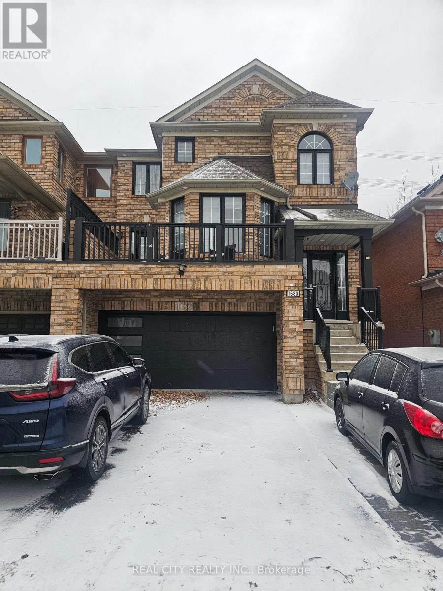 1680 Samuelson Circle, Mississauga, ON - Outdoor