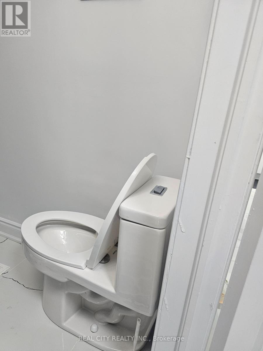 1680 Samuelson Circle, Mississauga, ON - Indoor Photo Showing Bathroom