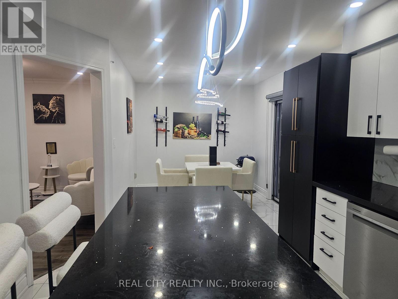 1680 Samuelson Circle, Mississauga, ON - Indoor Photo Showing Other Room