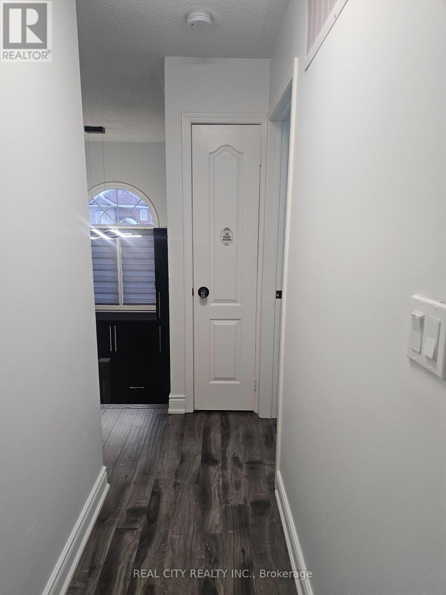 1680 Samuelson Circle, Mississauga, ON - Indoor Photo Showing Other Room