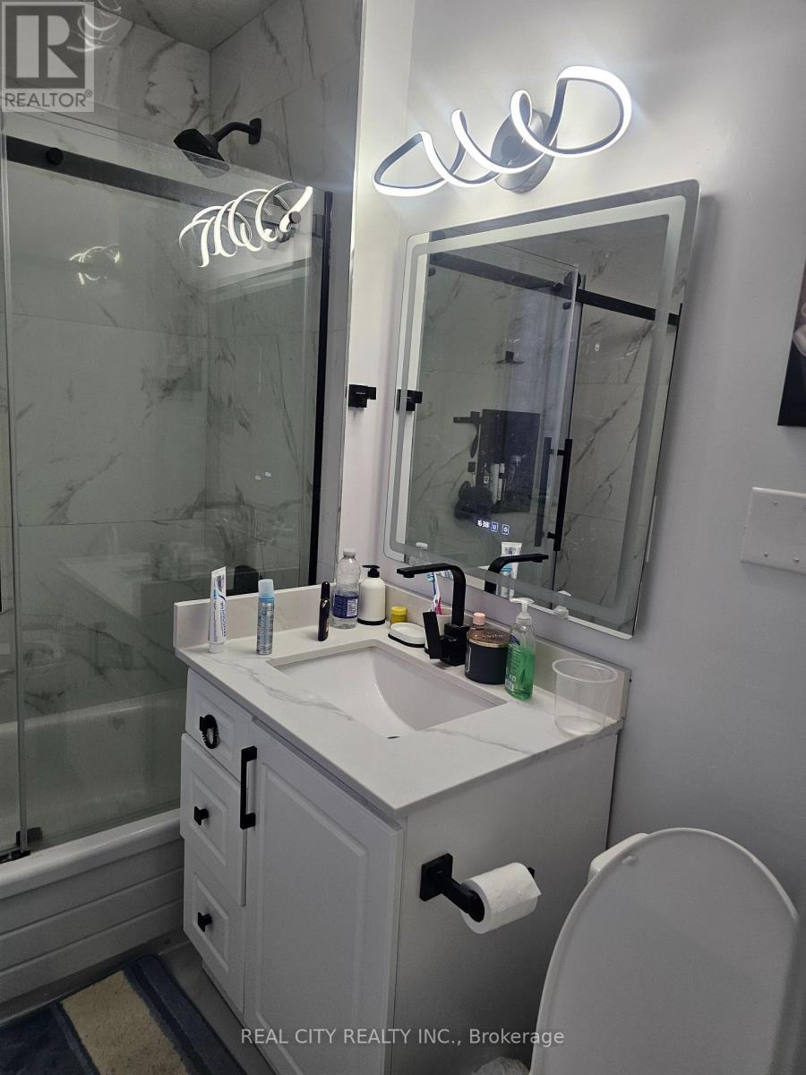 1680 Samuelson Circle, Mississauga, ON - Indoor Photo Showing Bathroom