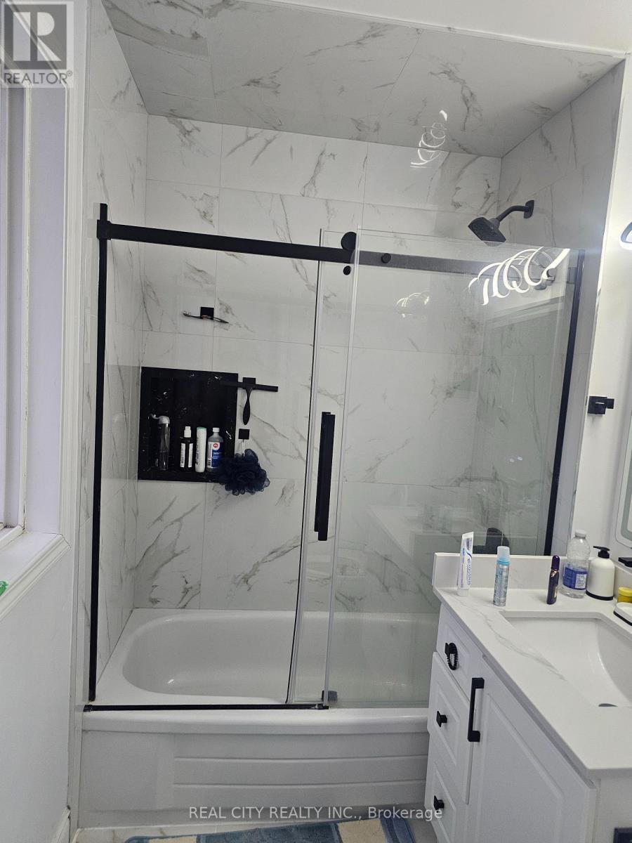 1680 Samuelson Circle, Mississauga, ON - Indoor Photo Showing Bathroom