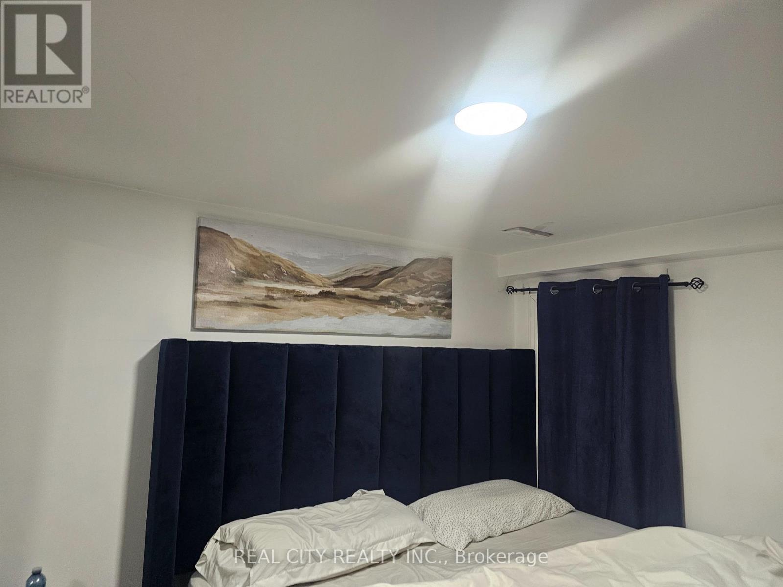 1680 Samuelson Circle, Mississauga, ON - Indoor Photo Showing Bedroom