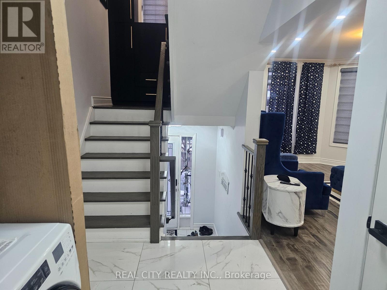 1680 Samuelson Circle, Mississauga, ON - Indoor Photo Showing Other Room