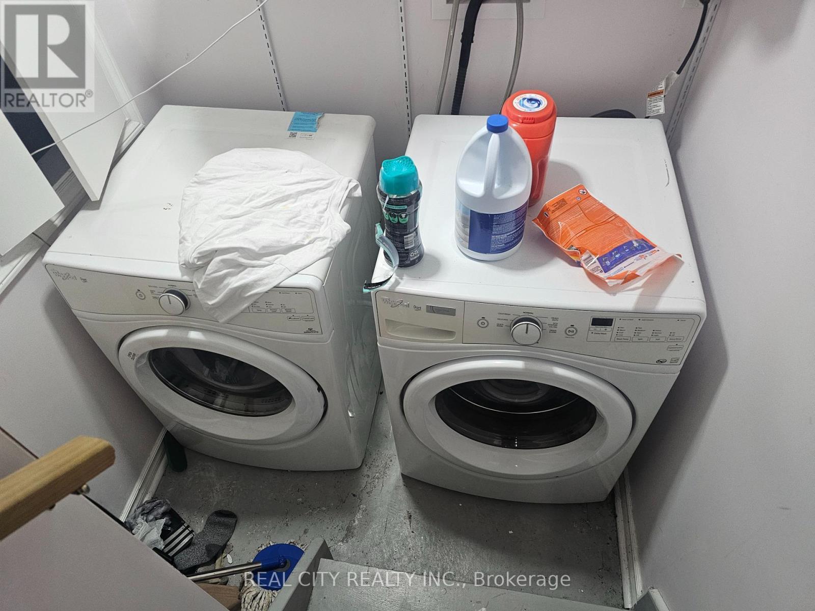 1680 Samuelson Circle, Mississauga, ON - Indoor Photo Showing Laundry Room
