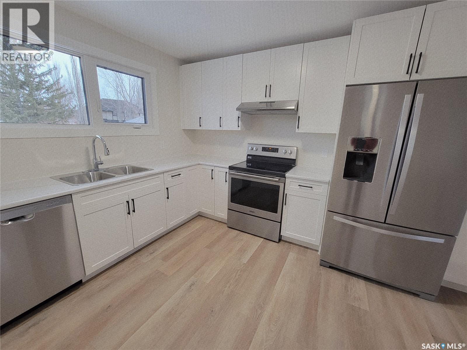 357 5Th Avenue W, Unity, SK - Indoor Photo Showing Kitchen With Double Sink